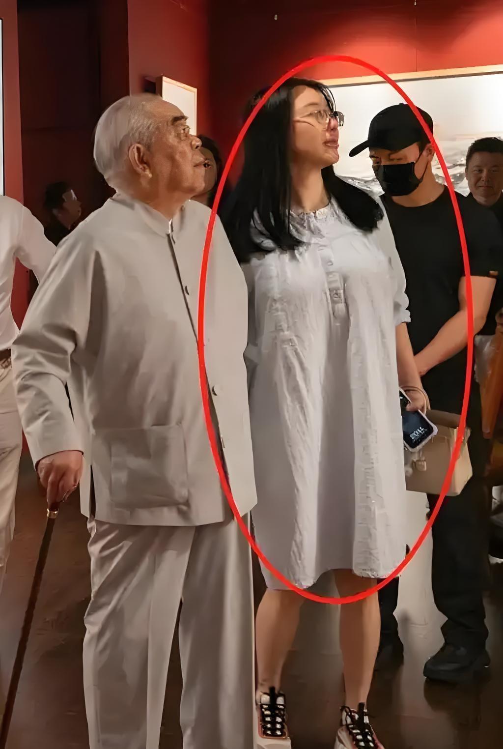 我突然有点理解范曾了，年纪小的女人好找，长得漂亮的也好找，护工更好找，但，