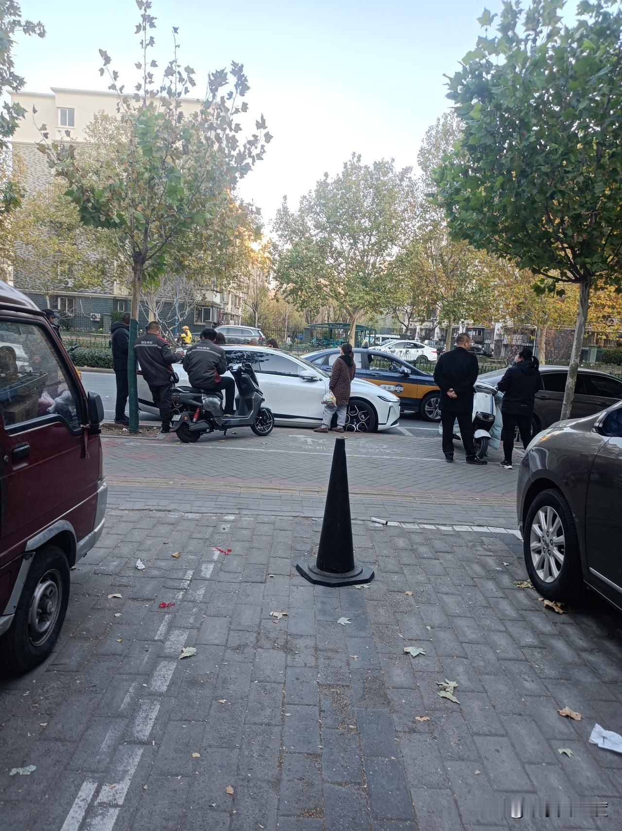 女乘客不结账非说司机绕路同样的警察一会工夫出了两次警，刚处理完工资不结算，又