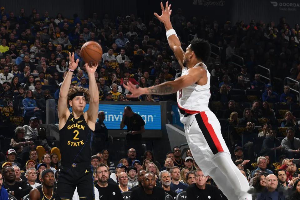 北京时间11月22日，NBA杯赛争夺继续，开拓者127-123双杀勇士，杨瀚森在