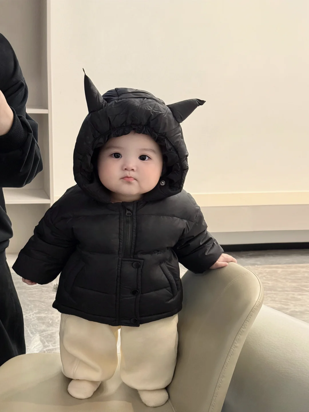 好喜欢我的胖宝宝，真像一个小手办呀～