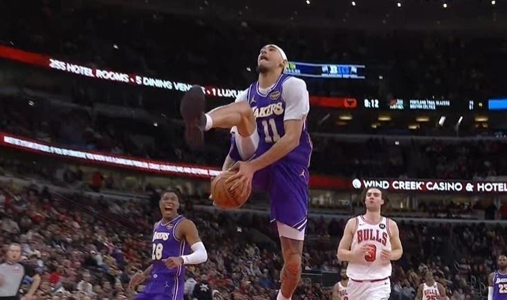 破蛋！“饼皇”打成三分，佩林卡头大了！刚刚结束的湖人队对奇才队的比赛中，湖人中