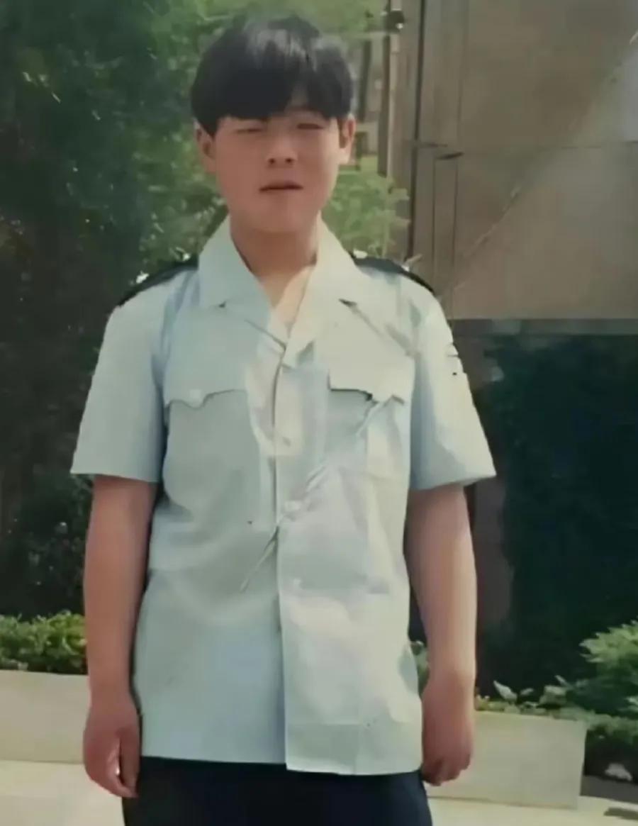 岳云鹏没出道之前的照片,机遇大于努力,多亏了遇见贵人和自己的努力才有了今天。岳