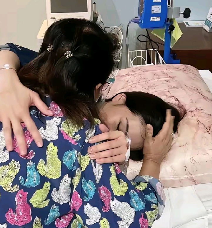 一向坚强自信的佩通坦她终于哭了。探完监回来，她躺在床上抱着母亲她哭得很伤心。毕竟
