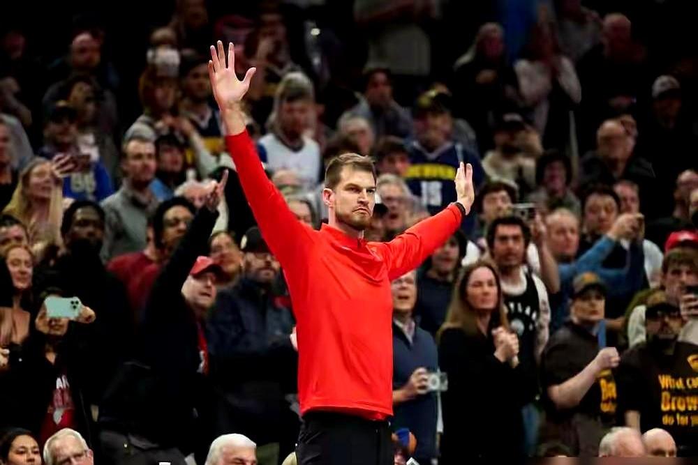 杨瀚森打4分钟就被换下，这教练到底咋想的？就这短短4分钟，人家贡献2次抢断、