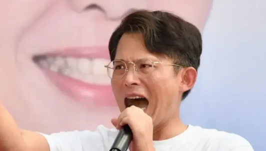 国民党台北市议员钟小平表示，韩国瑜说黄国昌是马中赤兔，人中吕布，现在这个黄国昌又