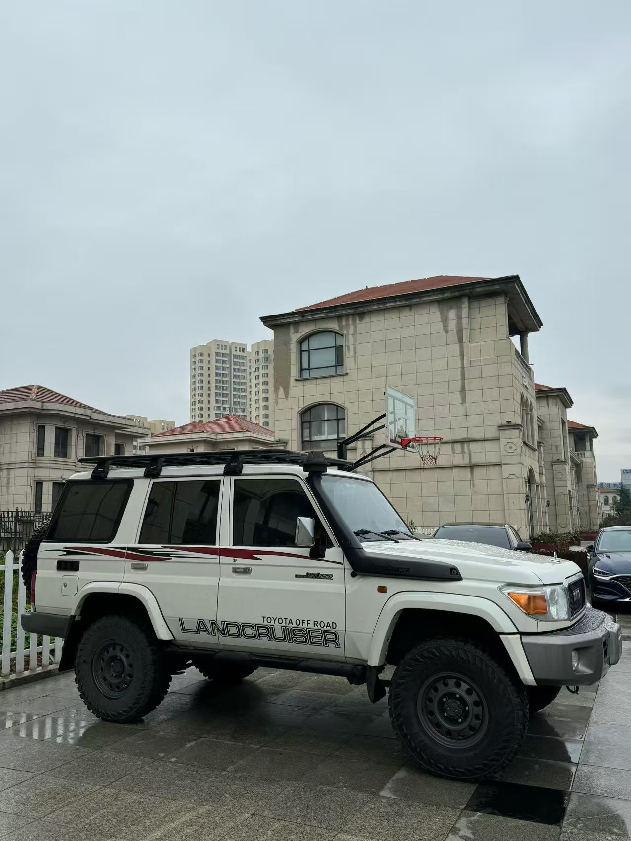 上午跟一个二手车商聊天大哥从05年开始做汽车业务小贸车平行进口车甚至水车新车