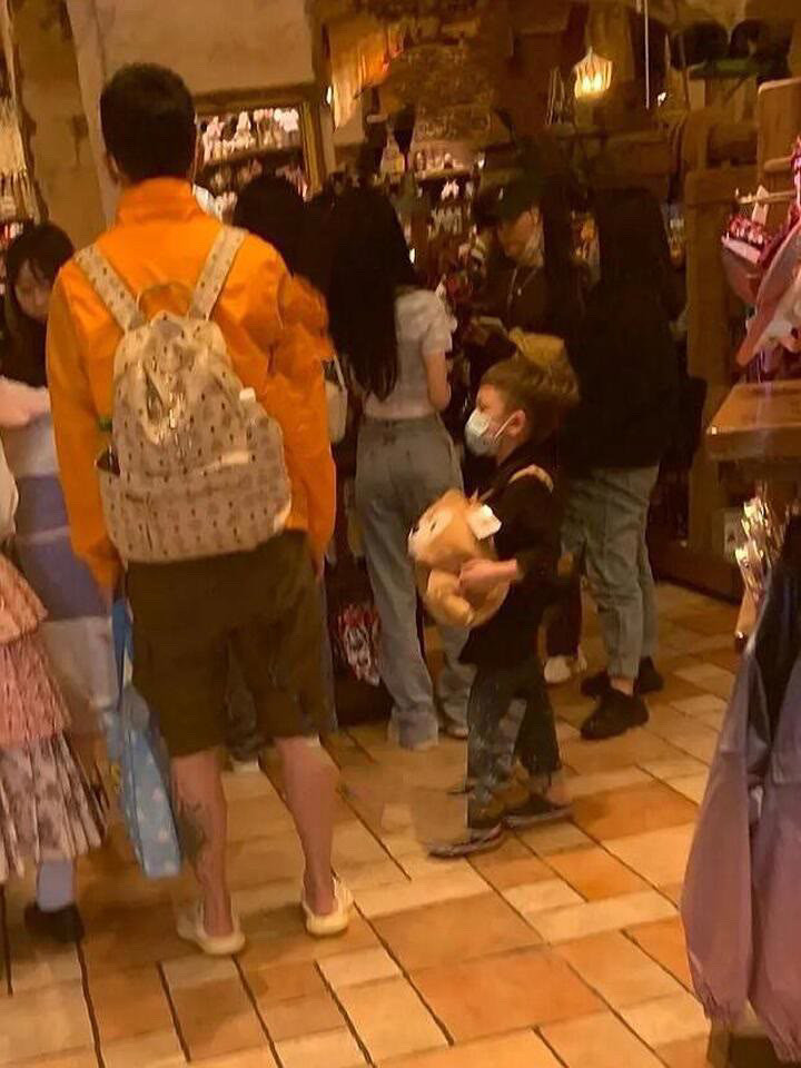 一些网友偶遇鞠婧祎拍的​​​