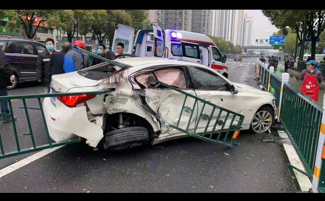 道路中间的交通隔离栏应该取消！近些年来，许多城市的道路中间都会设置交通隔离栏，