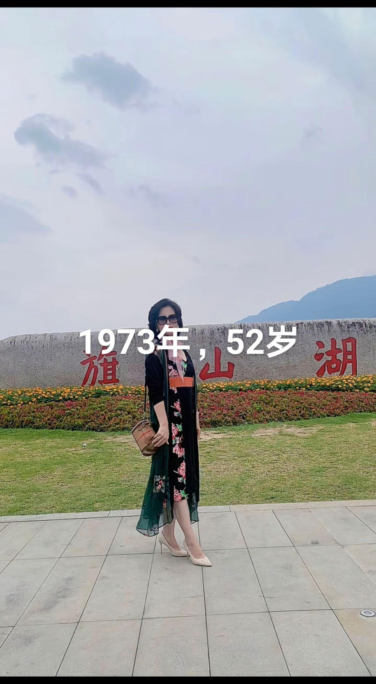 情感气质女人<!--{img...