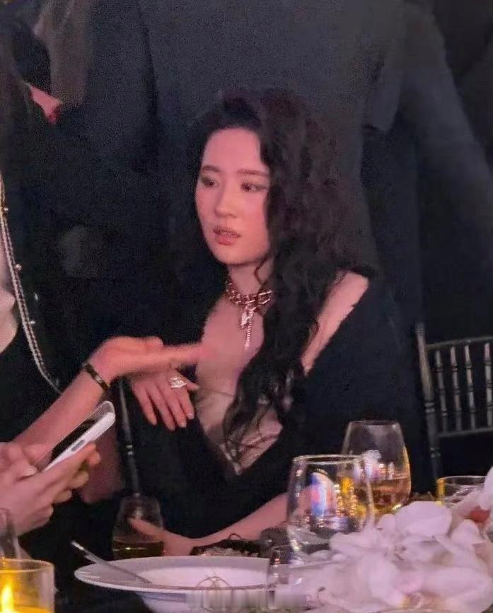 刘亦菲喝醉酒微醺的状态被拍到，脸上已经泛起了红晕，被拍到后眼神微怒