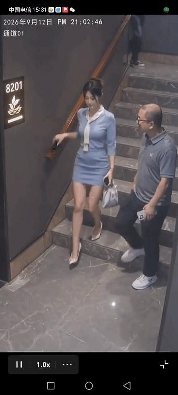 第五批美女，下班时间到了。这身材，这气质让客户流连忘返！服务行业的不容易，每