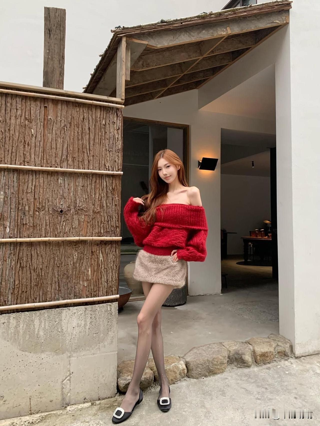 冬日穿搭指南：红色毛衣+毛绒短裙，温暖又时尚！棕色短裙穿搭玫红色毛衣穿搭