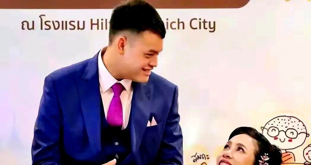后妈和继子，亲热得让人意外---哎哟喂，真是活久见！谁能