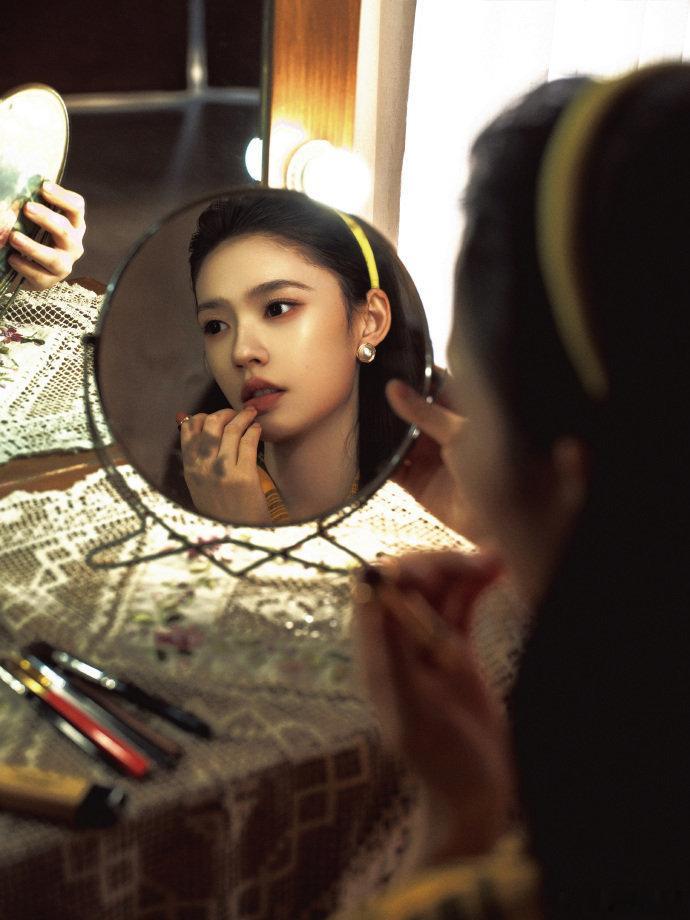 林允拍了三个年代的自己林允这次造型太惊艳！30年代带着旧时光的韵味，90年代满