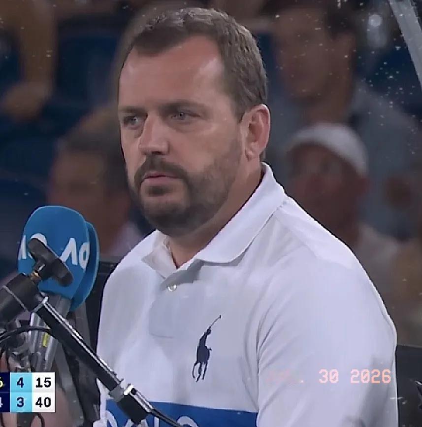 德约科维奇被裁判警告发球超时！比赛已经4个小时，快体能不支了，比赛经验丰富的德