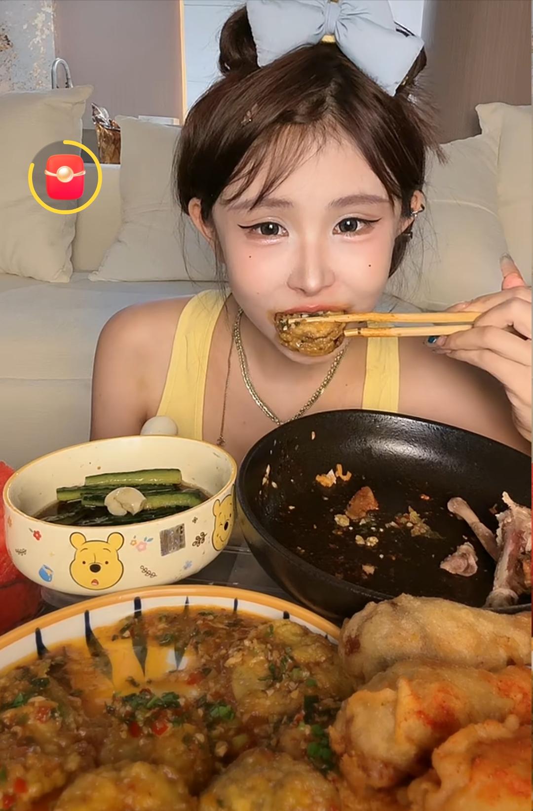 久违的猫妹妹终于回来了！大口啃鸡腿和西瓜，如同邻家小妹一样可人。我是个不折不