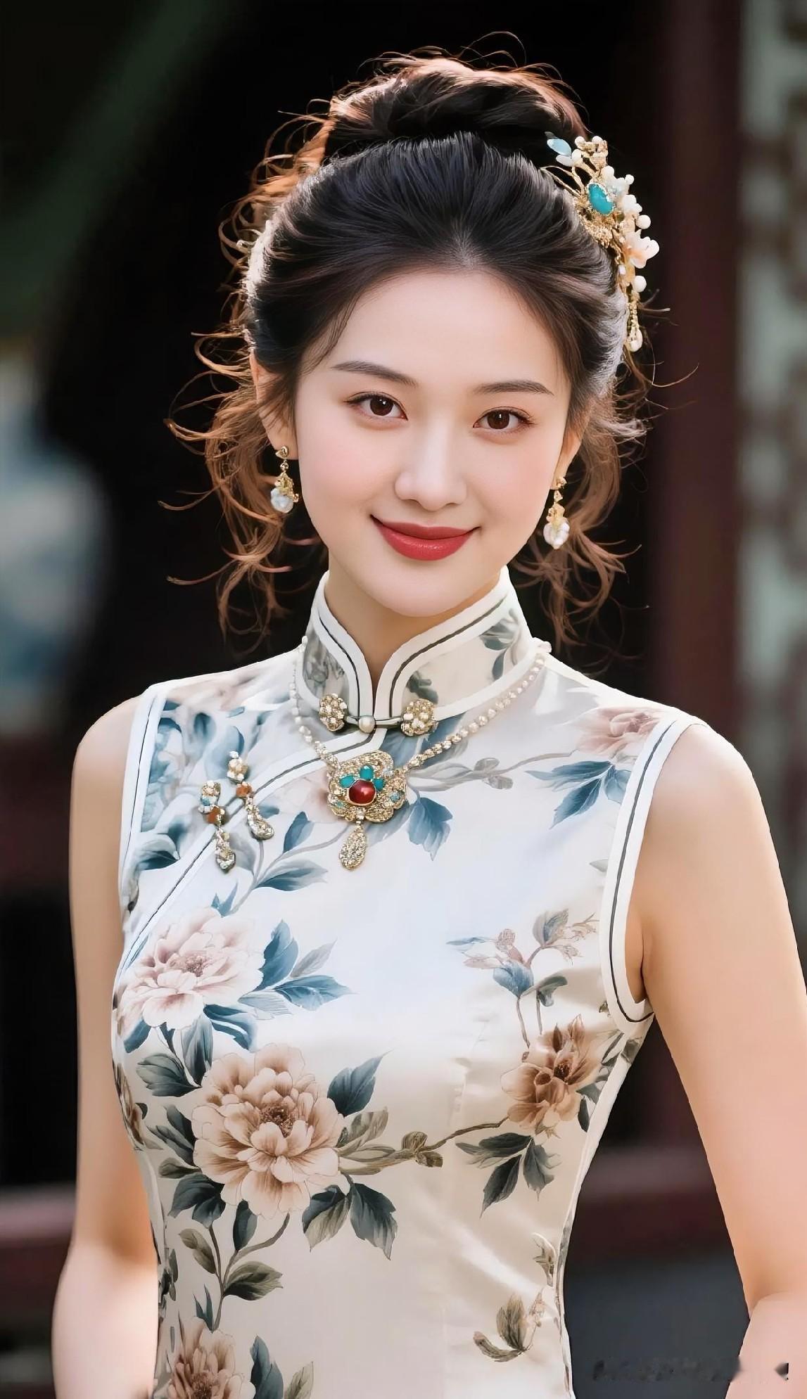 一袭碎花旗袍，锁住了一室的春光。她发髻高挽，红唇微启，将古典的端庄与现代的灵动，