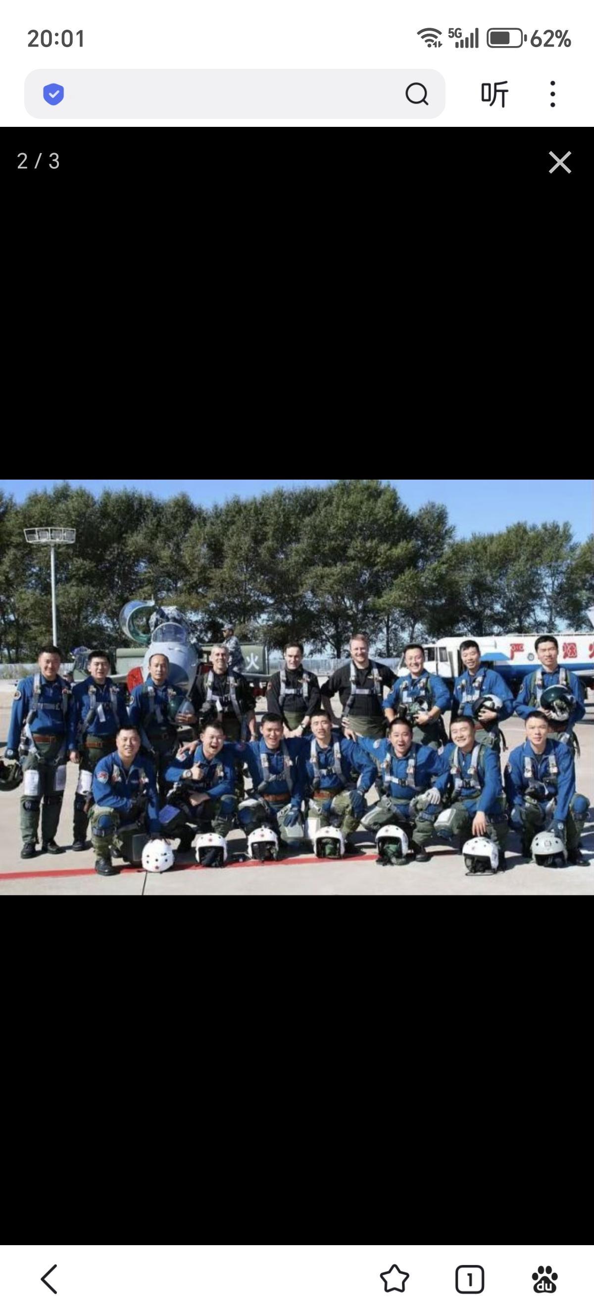 你是想继续呆在这臭酒吧里，醉生梦死倒在肮脏的街头，还是想回到甲板上，吹着海风，陪