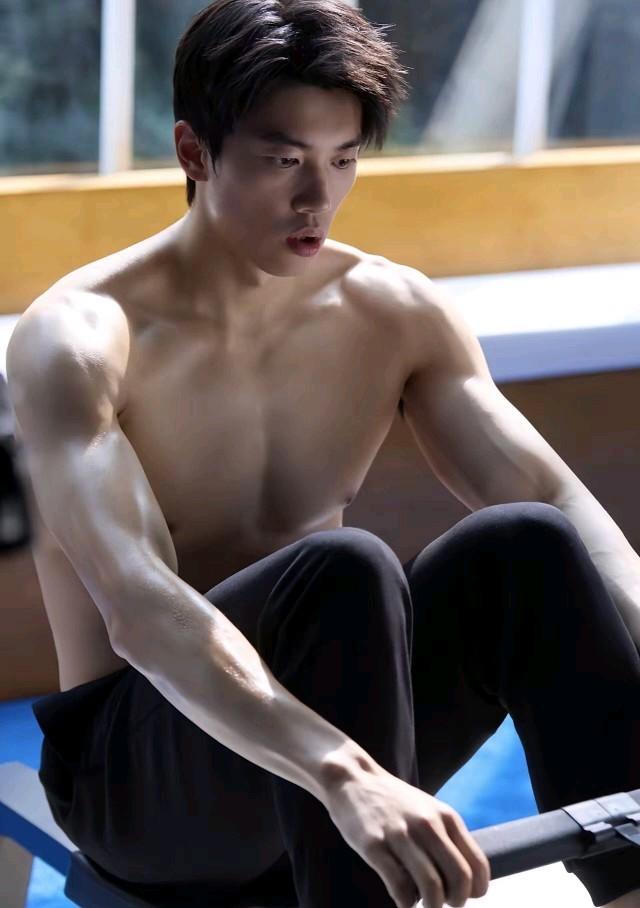 游泳队里的汪顺，说帅不帅但是身材绝对是一流，看这张训练照，吸引大家眼球的不是他的