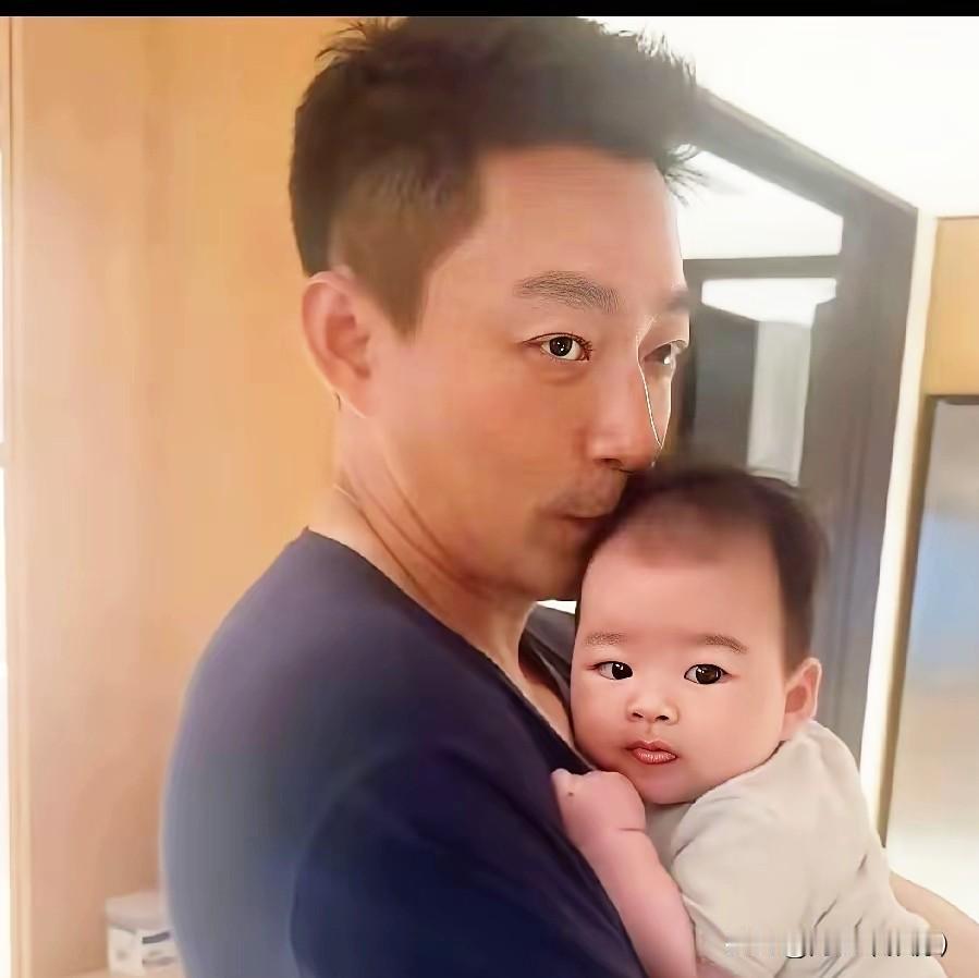 历经过往种种，如今的小菲，终于活成了众人羡慕的模样，二婚之后状态直线回暖，事业家