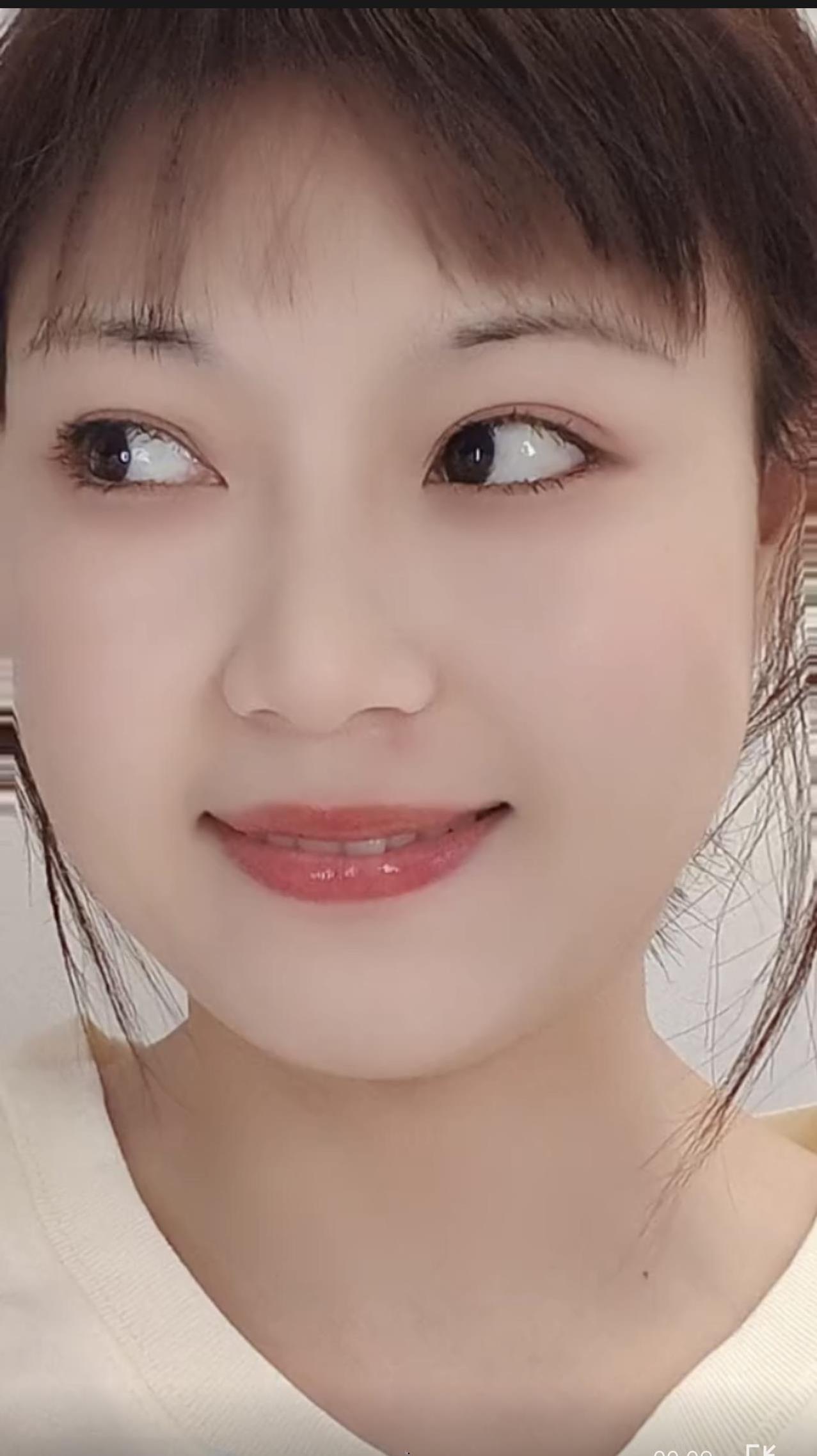 七律·情感的传递眸中灵韵意绵绵，浅笑嫣然若涌泉。细语轻言情暗递，柔姿微展梦相