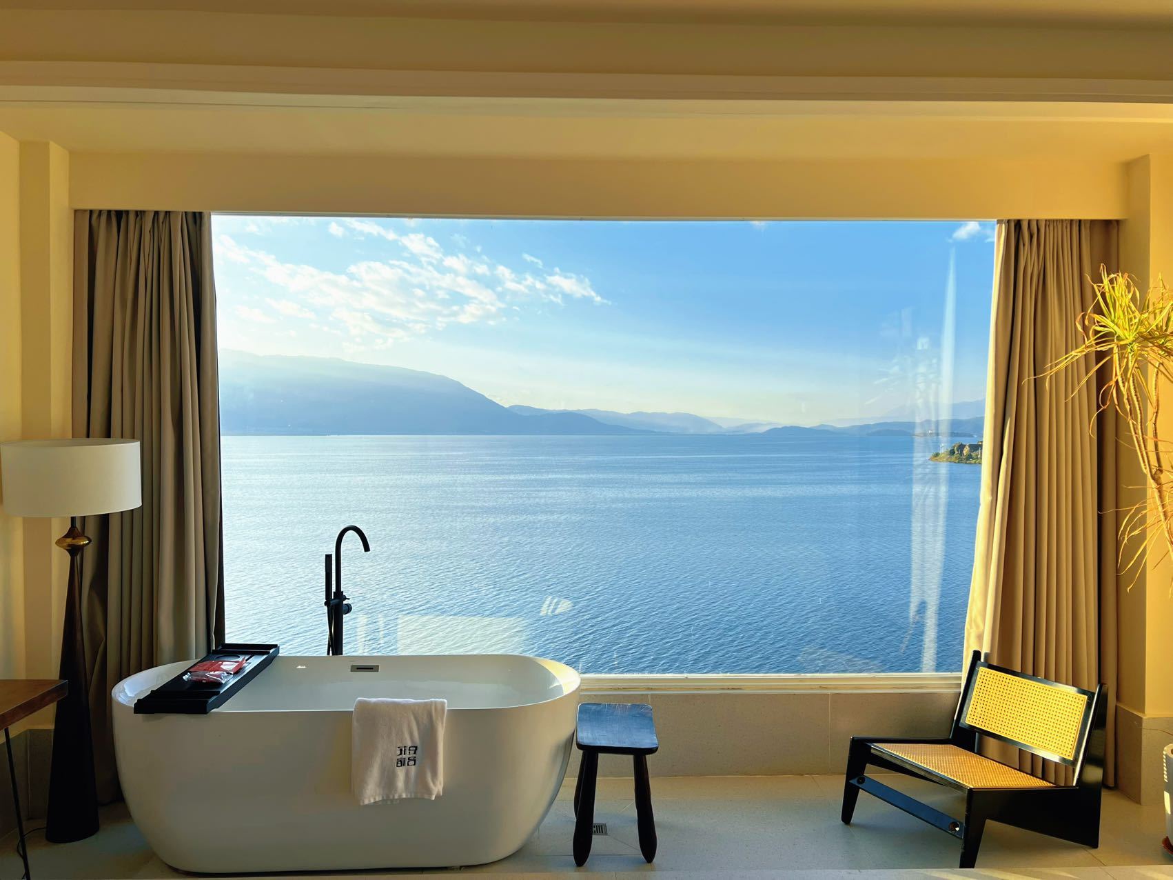 在丽江古城一家小客栈里，我守着我的初心。从不推销购物，也从不套用剧本，只有真实的