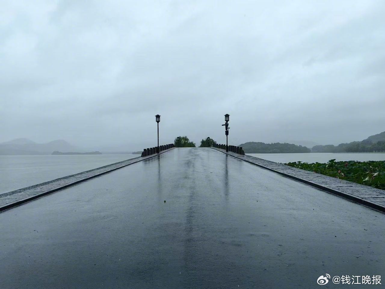 【#西湖白堤苏堤恢复正常开放#】潮新闻记者刚刚从杭州西湖景区管委会获悉，根据天气