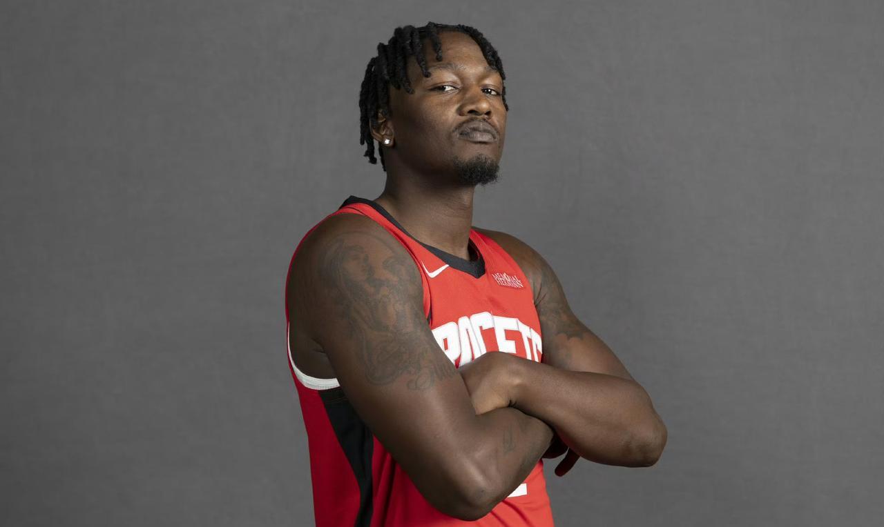 电风扇这伤看着是真不轻啊，之前猜着也就缺席常规赛前几场，结果都打快二十场了，复出