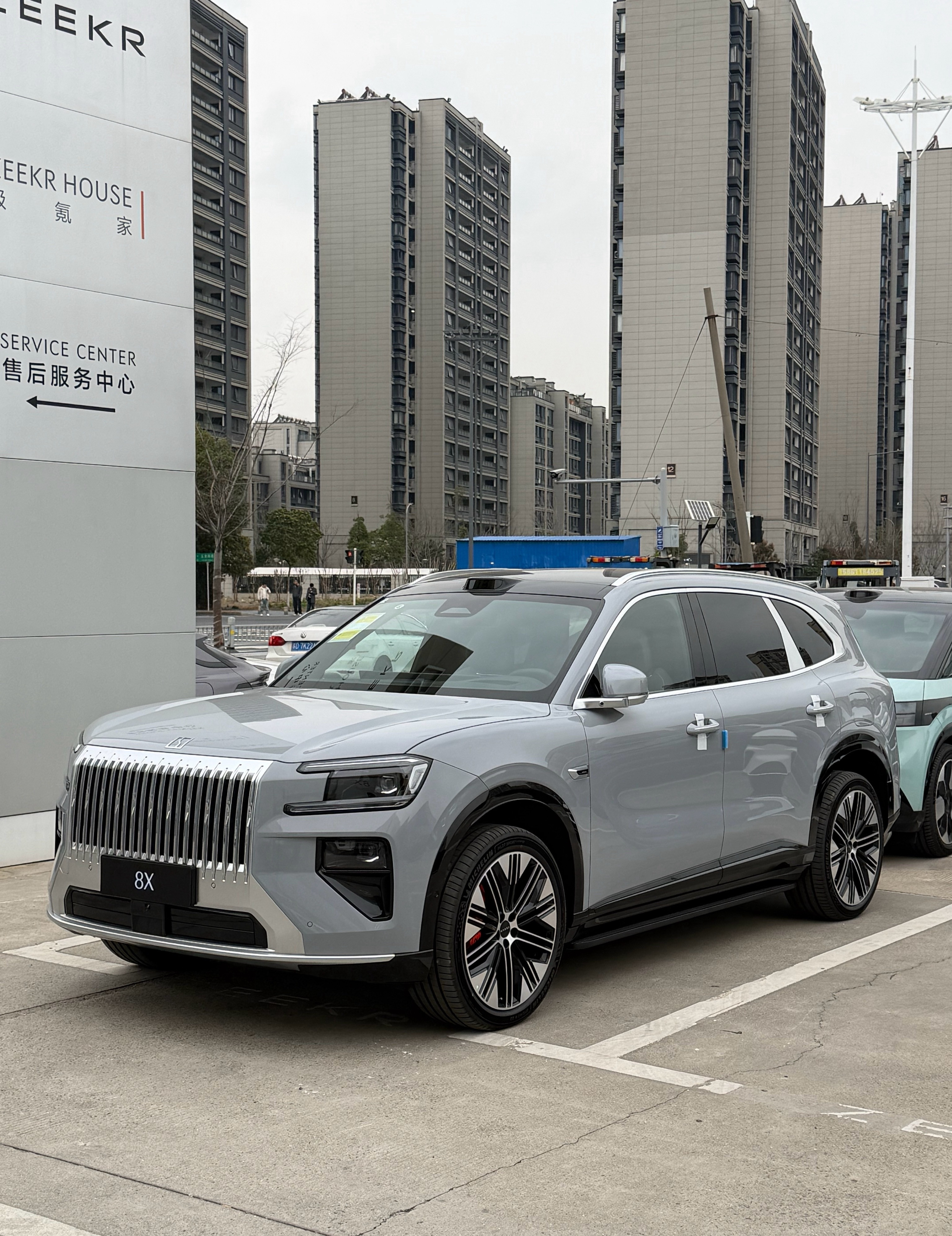 反正我个人觉得极氪8x比9x更协调更好看虽然全系都支持选装6座，但是我不建议我一