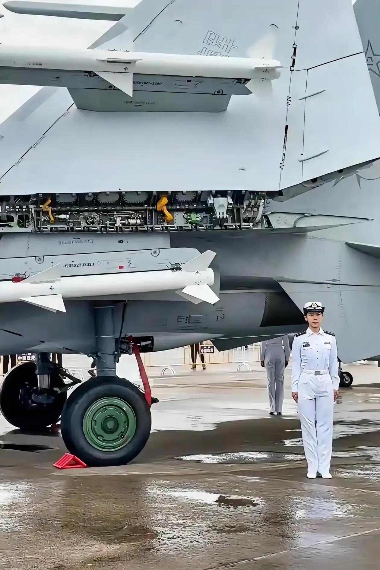 军迷调侃，现在颜值很高了，为什么还脚蹬一双解放鞋，难道黑科技都研制出来了，鞋子反