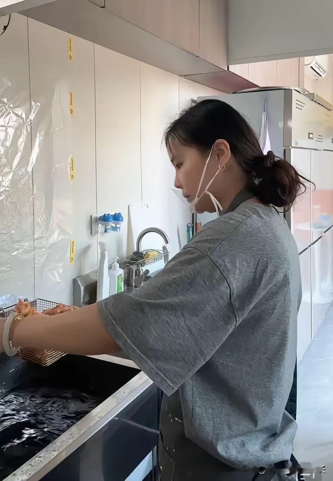 有杜粉心疼小熊奉劝许粉，一个寡妇带着个孩子不易，生活捉襟见肘，一个柔弱女子