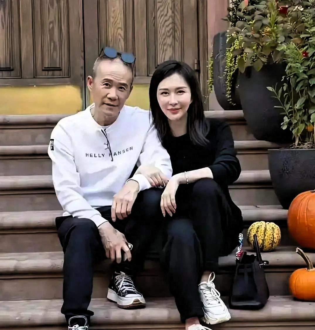 田朴珺可能到最后都没想明白，王石只是老了，不是傻了。她以为自己学的是邓文迪，拿的