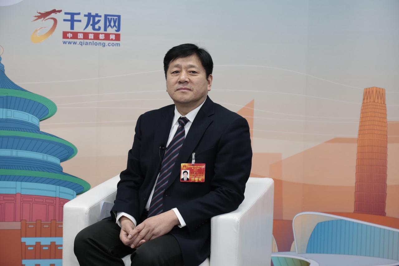 北京城郊的土地，寸土寸金。任何一块地的规划调整，背后都是几千万甚至上亿的利益重新