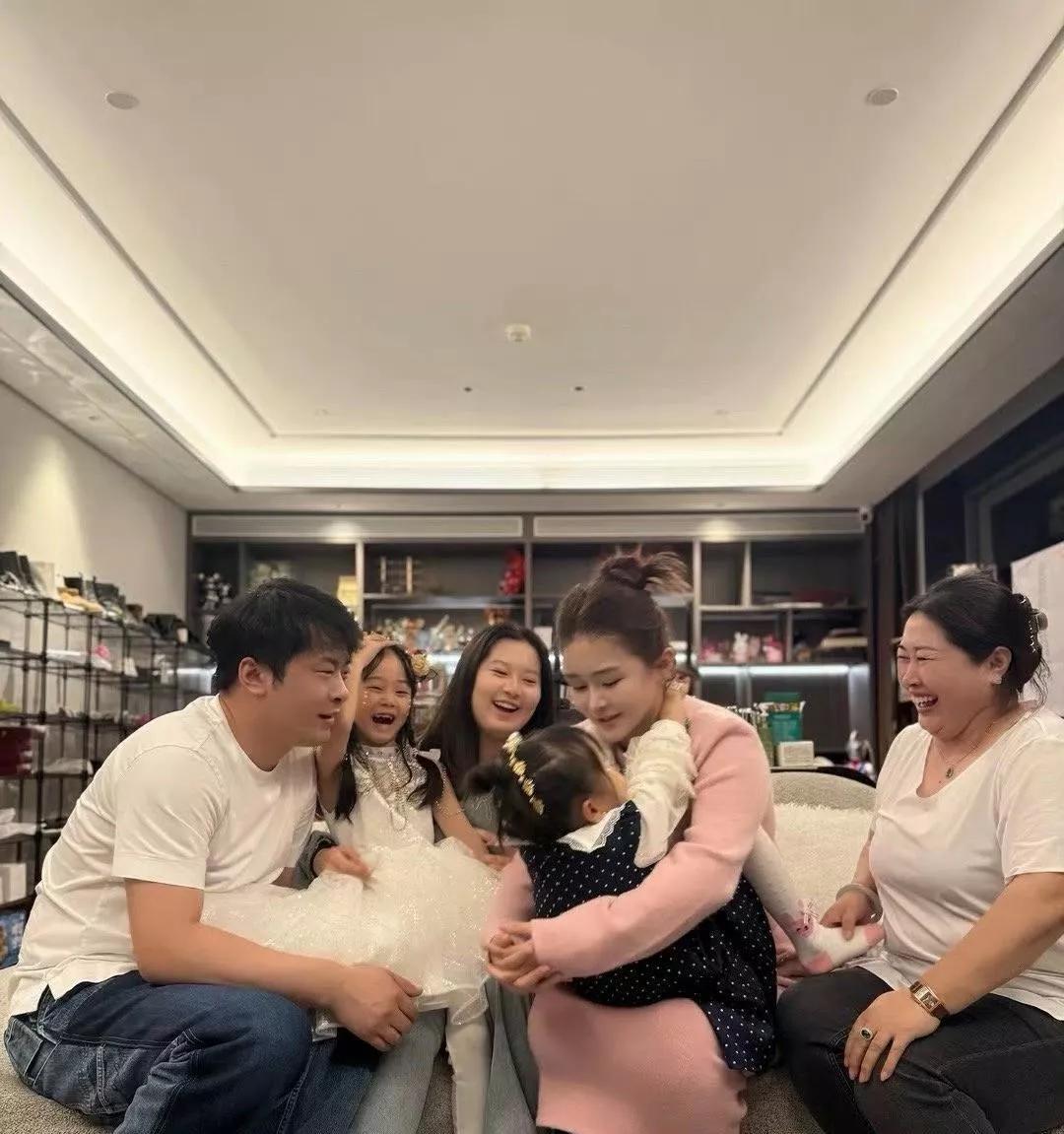 快手一哥辛巴幸福的一家六口！大女儿辛梓宁，和前妻所生，今年15岁。二女儿
