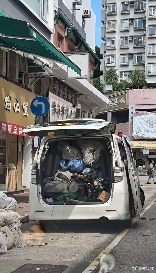 在香港阿尔法用途居然只是当装修搬运用车，真当五菱用啊[？？？]​​​