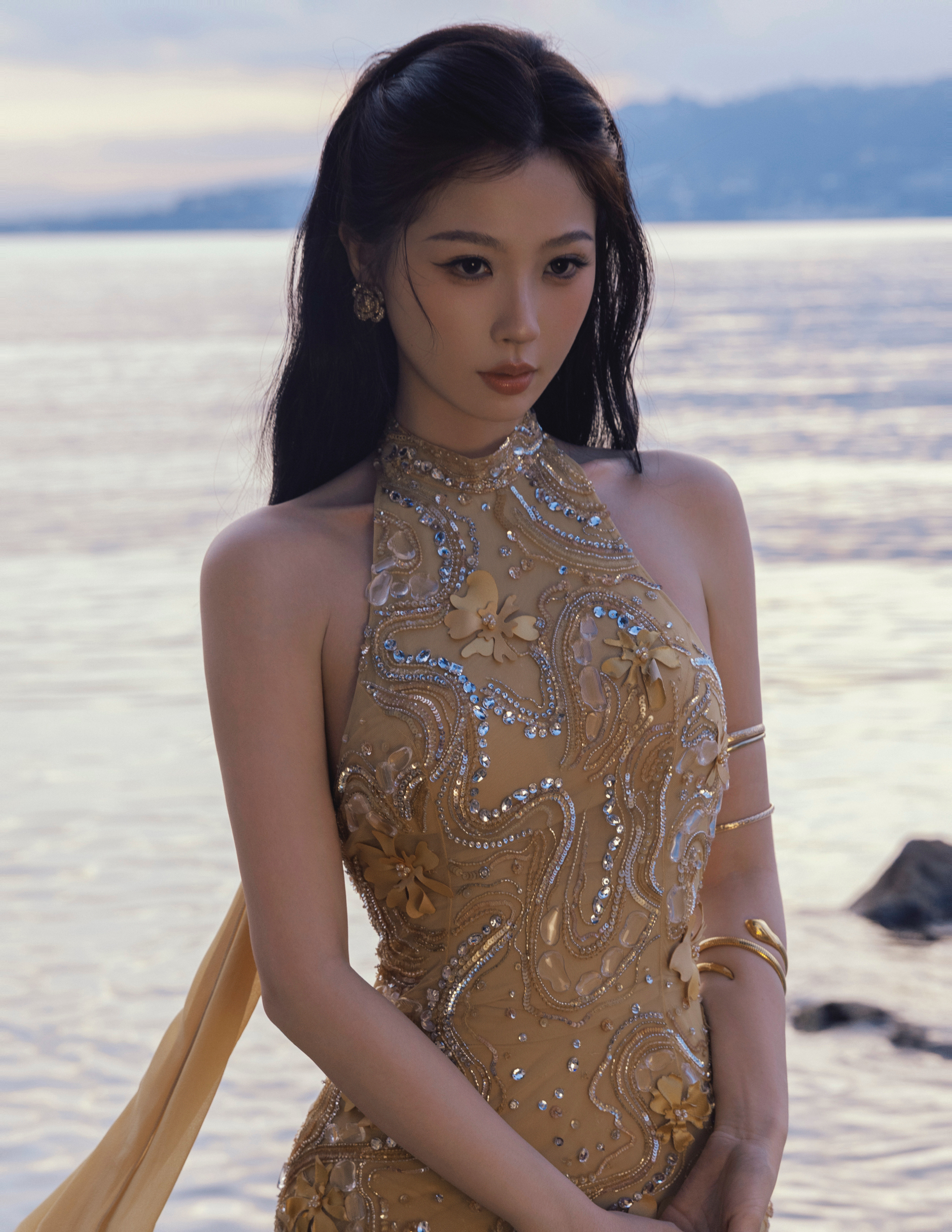 虞书欣戛纳第二套造型虞书欣穿的这条礼服裙挂脖露背的剪裁大胆地展现了她优越的肩颈线