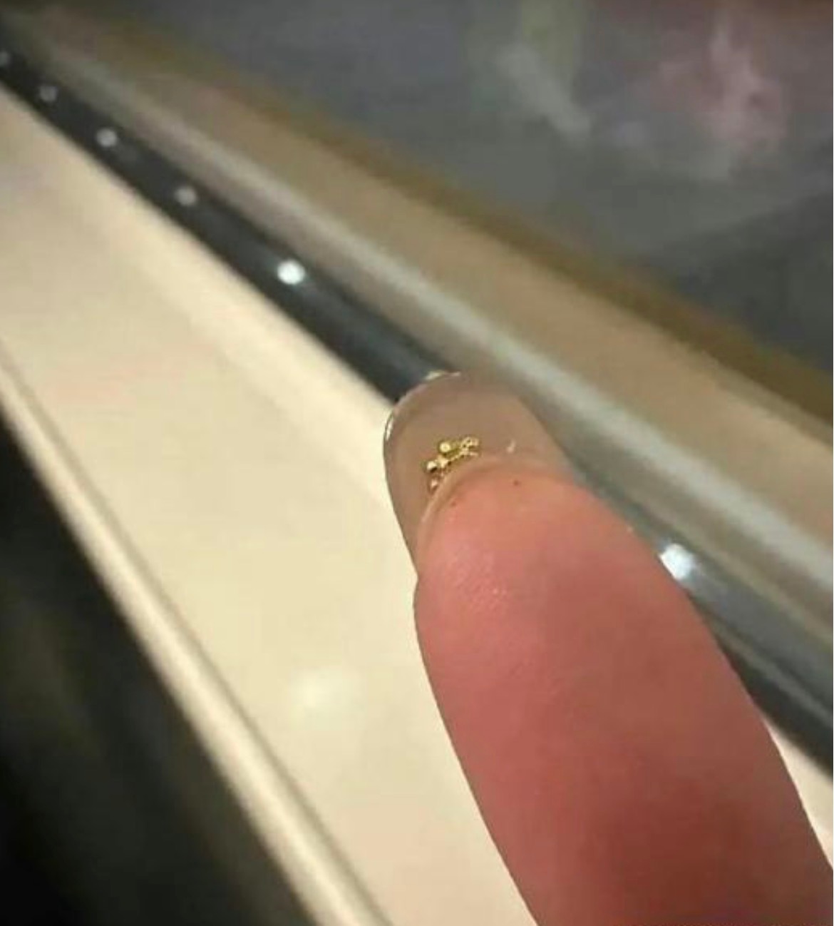 怪不得金店不允许留指甲