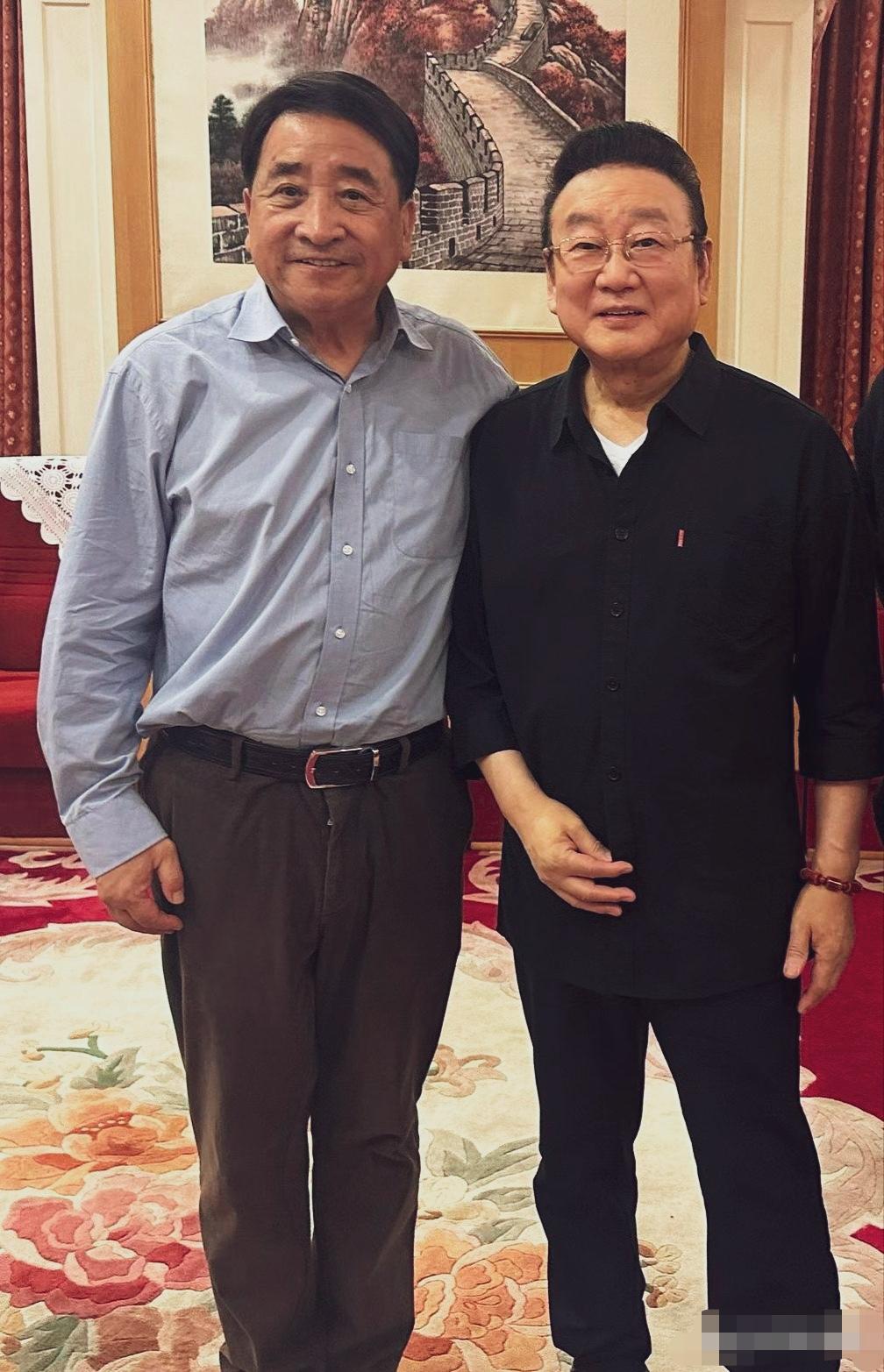 姜昆与蒋大为两位艺术家同框合影。一位是相声界的标杆人物，一位是家喻户晓的歌唱家。