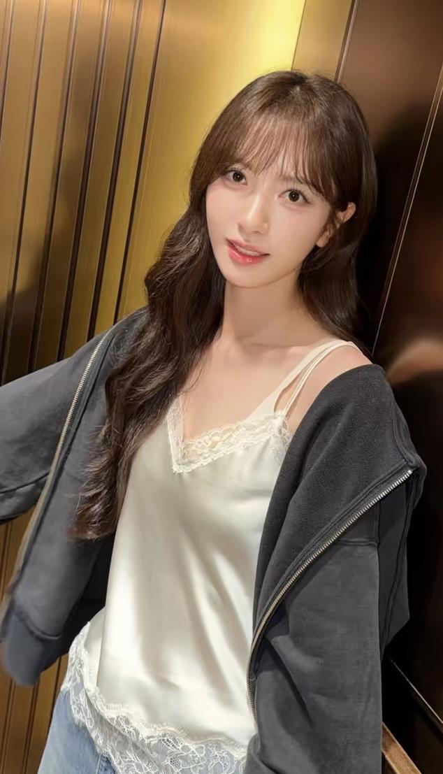 什么样的女孩可以被称为美女美女一定要漂亮，素颜也漂亮，身材比例好，性格温柔开朗活