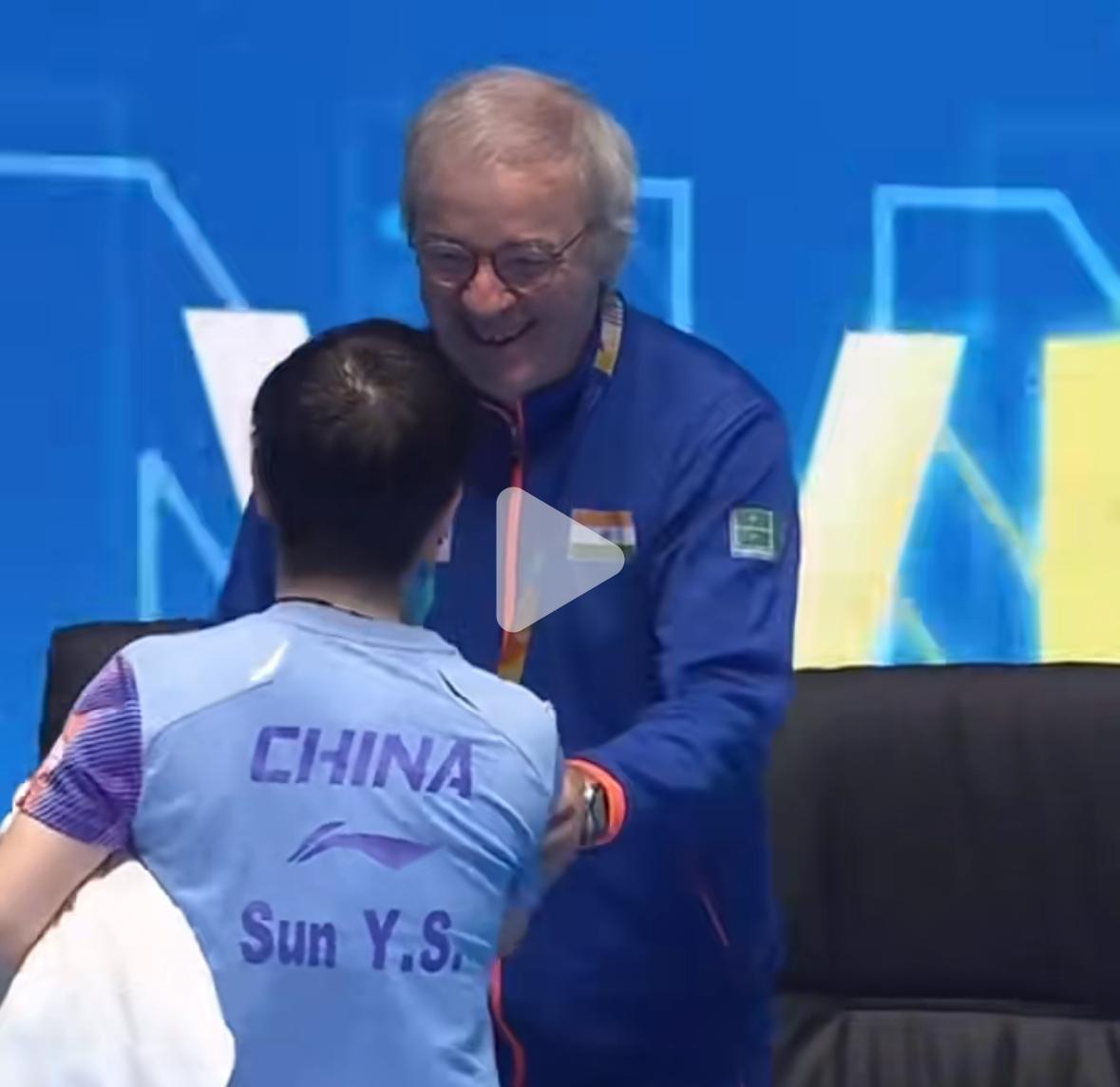 人见人爱的孙颖莎——巴特拉的教练看到莎莎笑容灿烂啊！2月5日，海口亚洲杯小组赛