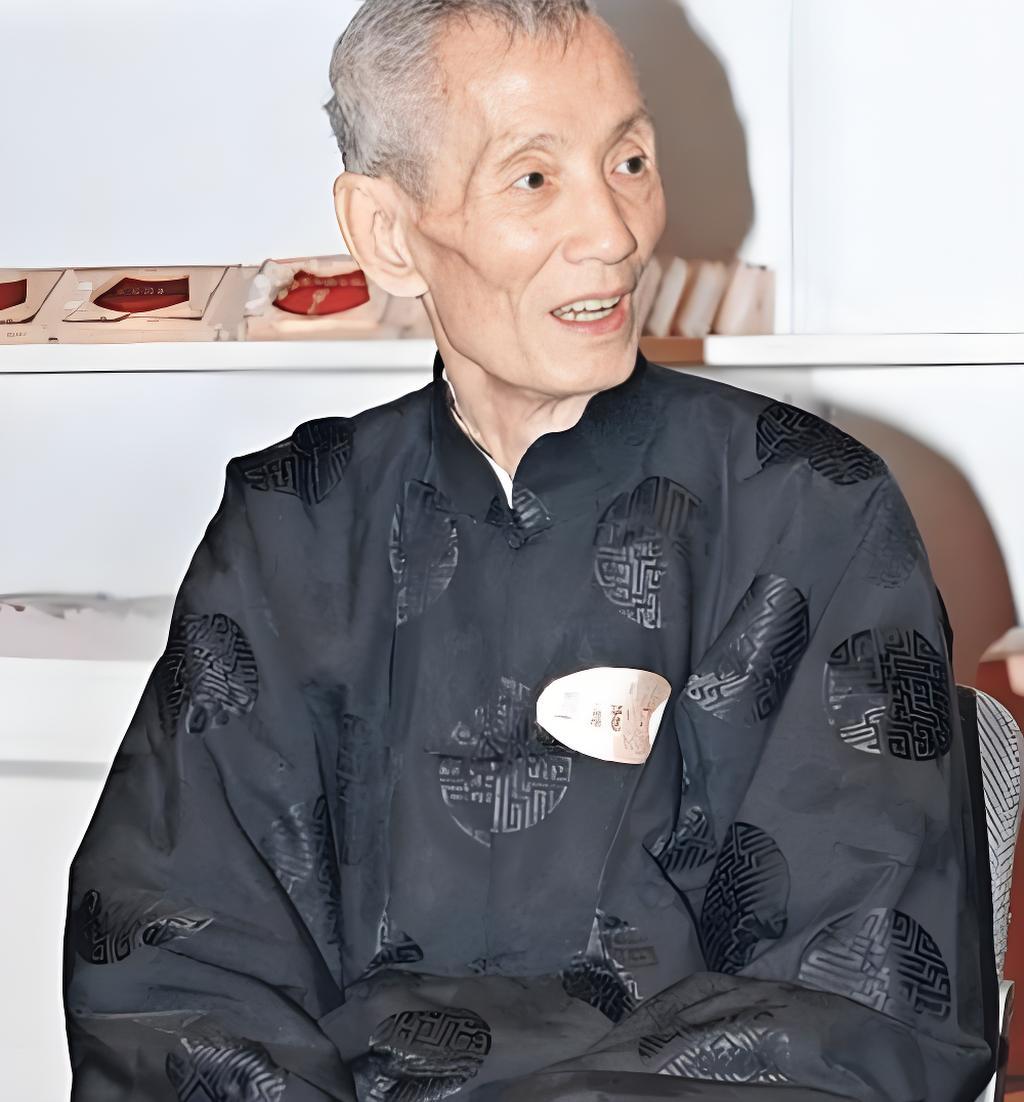 香港有个叫陈朗的风水师，2007年他最后的日子里，病房里挤满了人，都是身价过亿的