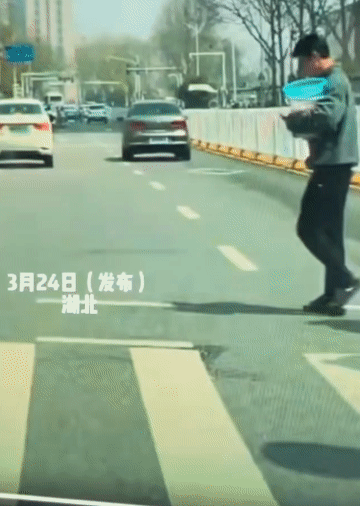 近日，湖北的一位大爷火上热搜了！大爷看到斑马线绿灯亮了，赶忙边拿手机边往马路对面