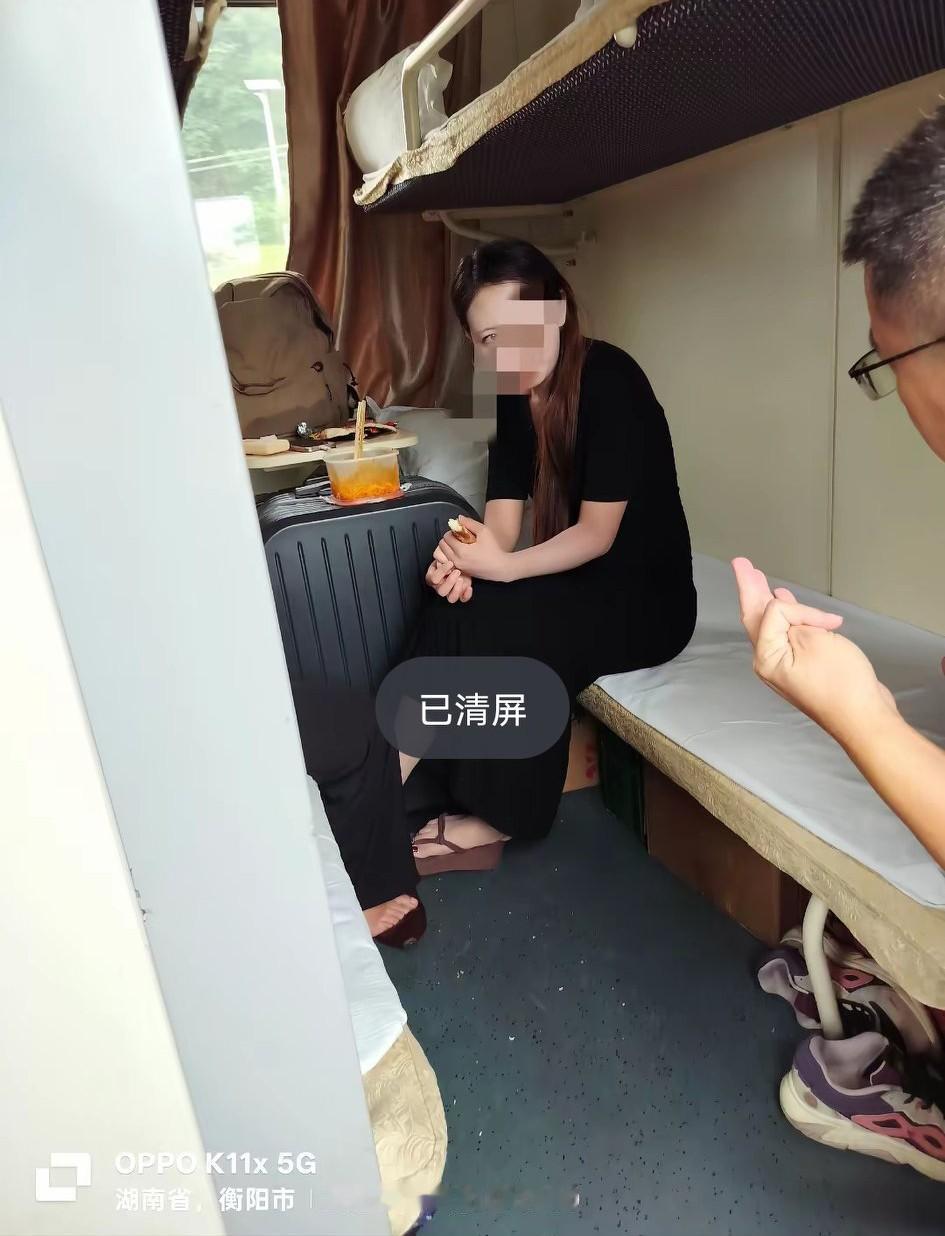 湖南衡阳，网友发视频称:在绿皮火车车厢内，看到一个自称四川的中年男子跟一个新疆小