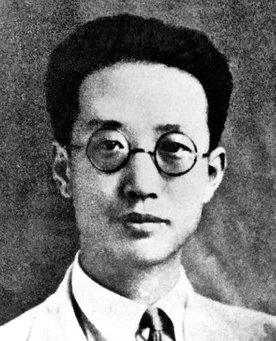 一同参观瞿秋白纪念馆，朋友问道：“瞿秋白相当于什么地位？”淡然一笑：“他是党内极