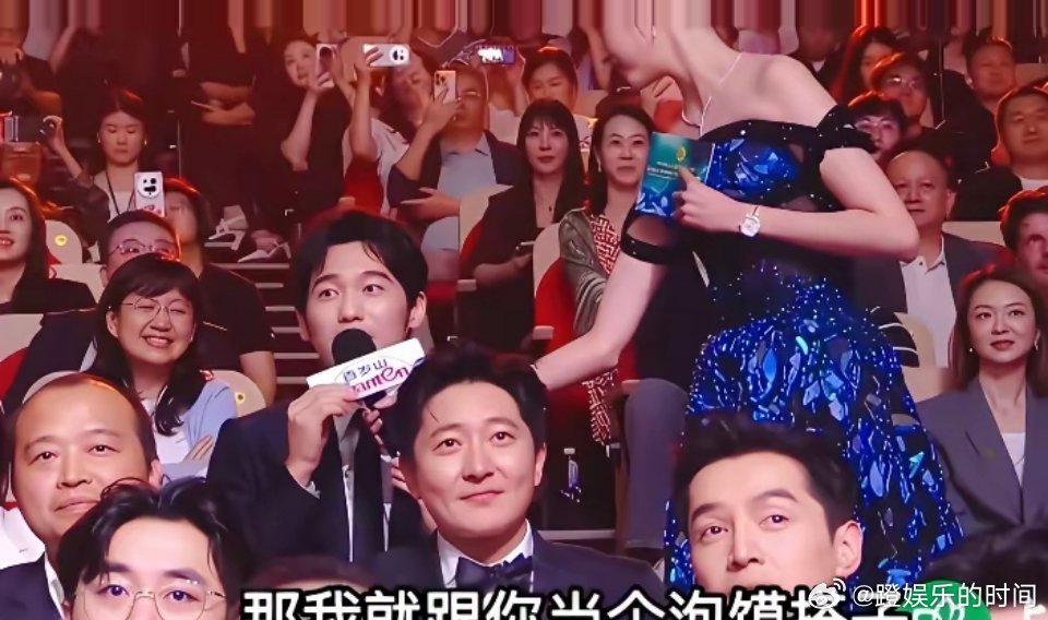 我宣布，今年白玉兰的名场面，不是董勇的获奖感言，也不是杨紫爆哭，而是闫妮宣布最佳