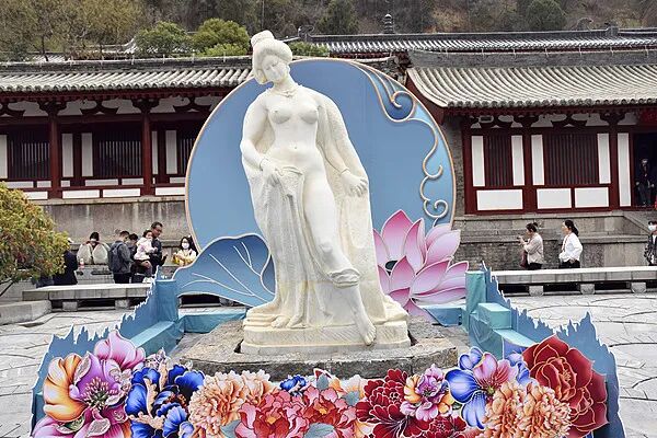 给“杨玉环”穿上衣服, 艺术就更高雅了吗?