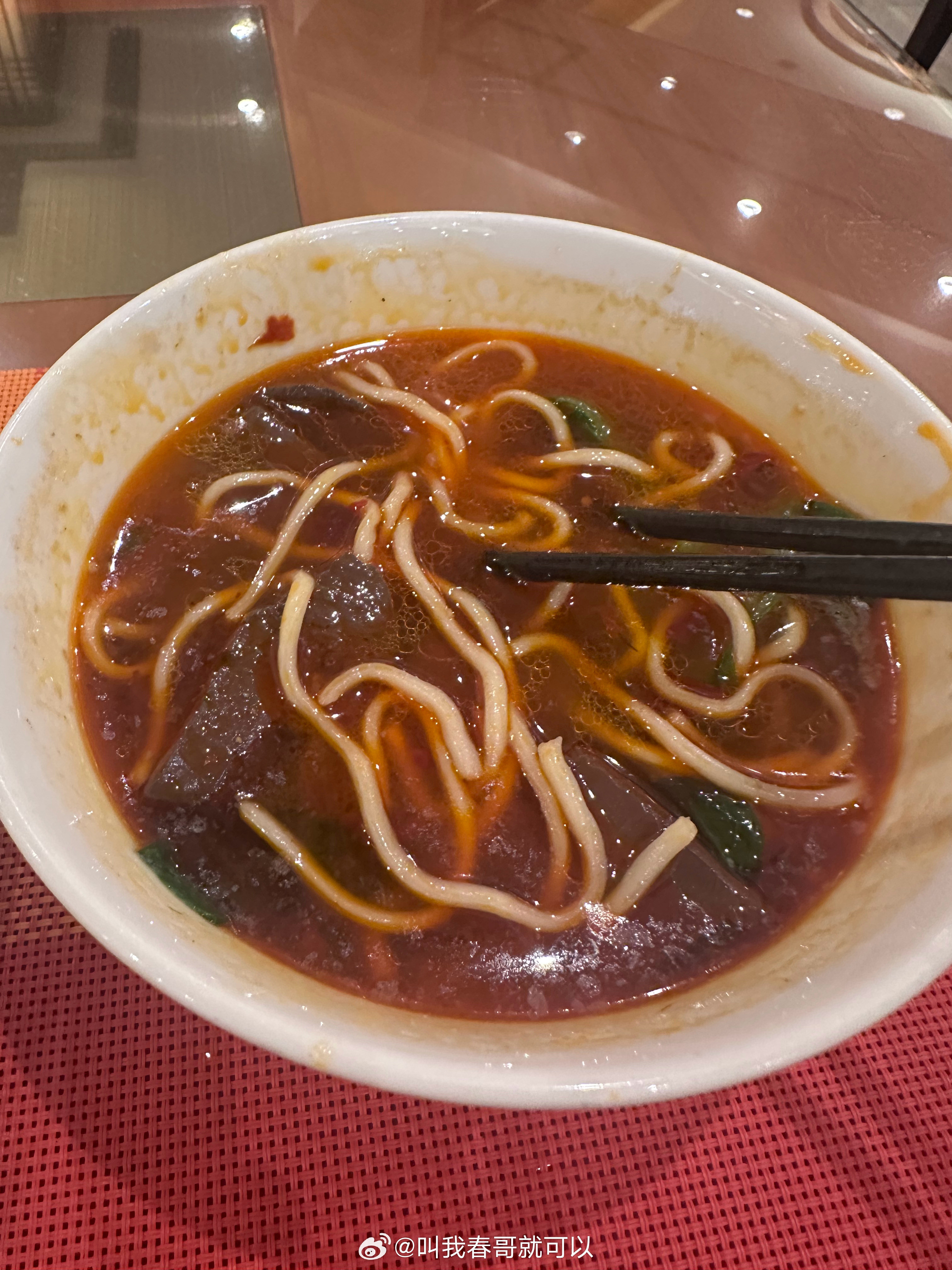 来一碗安徽炝锅面！不可辜负的美食挺辣的，有牛肉牛血豆干，这是安徽人平时的主食吗