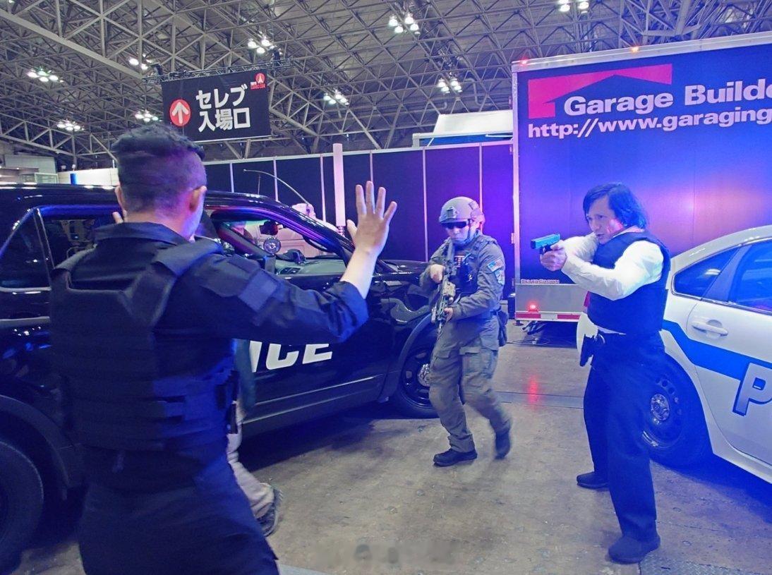 2025东京动漫展，山寨成龙现场表演。