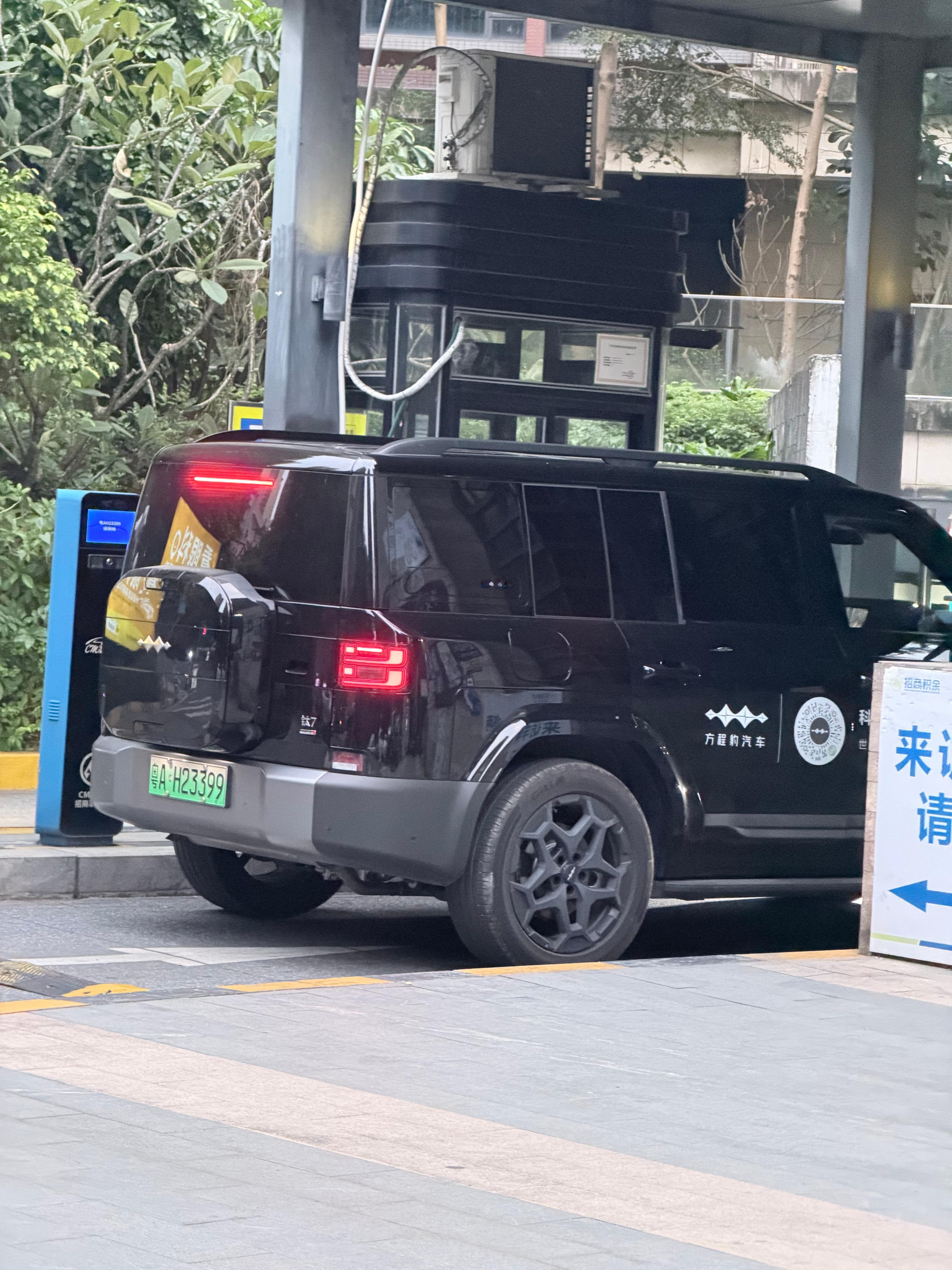 我刚出门去找我妈吃饭发现钛7试驾车进了我家小区地下停车场问了下我这边的方程豹店果