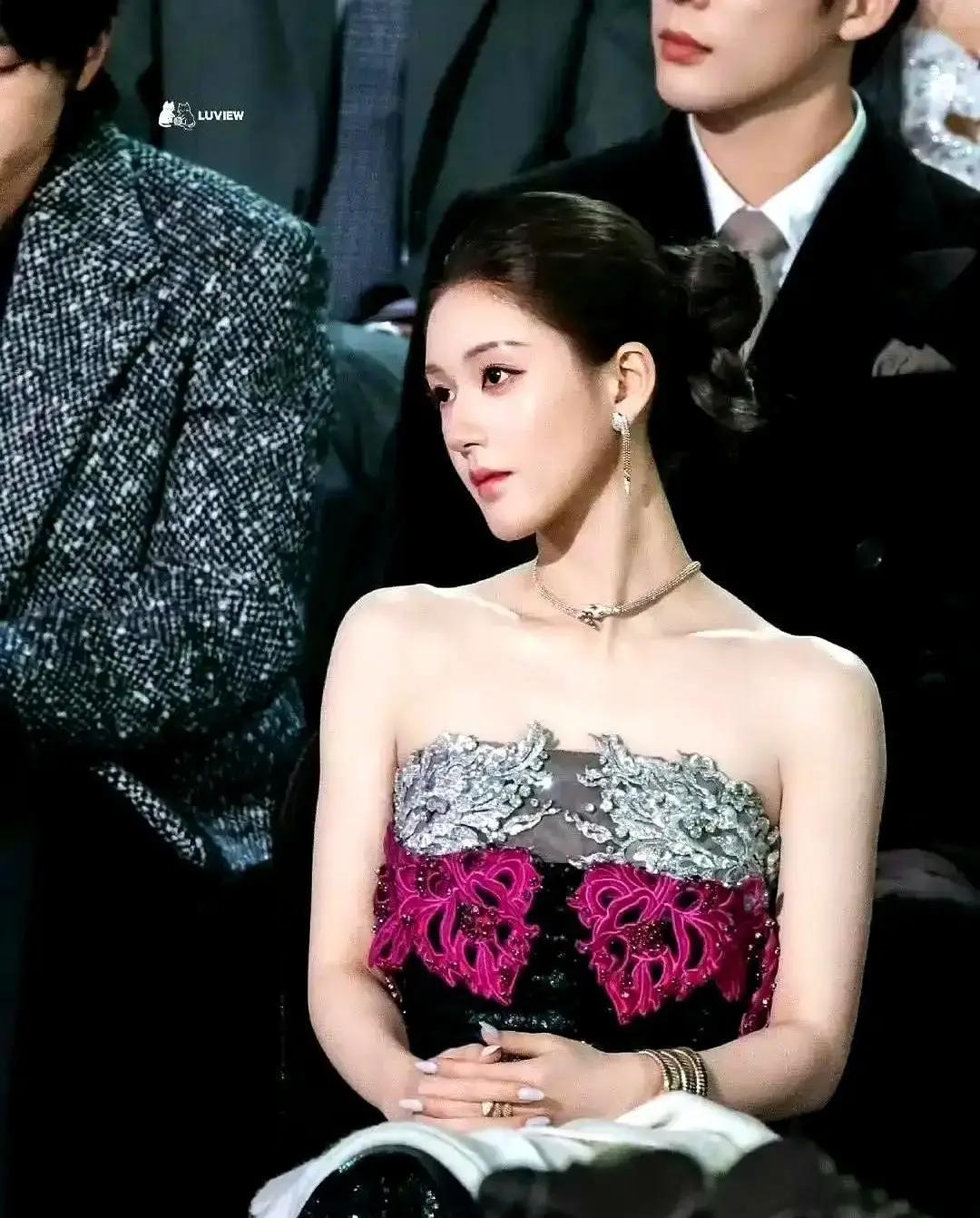 别捧最红的明星了，平台现在只认一种人：能一周内把钱赚回来的。你看《许我耀眼》，